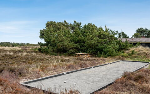 Thrugils - 500M from the Sea: Møbel, Indretning, Gulvbelægning, Træ, Etage, Loft, Trægulve, Stol, Bord, Belysning