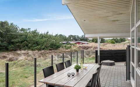 Thrugils - 500M from the Sea: Møbel, Indretning, Gulvbelægning, Træ, Etage, Loft, Trægulve, Stol, Bord, Belysning