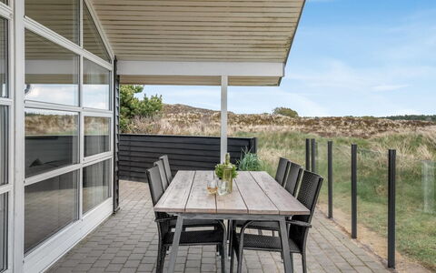 Thrugils - 500M from the Sea: Møbel, Indretning, Gulvbelægning, Træ, Etage, Loft, Trægulve, Stol, Bord, Belysning