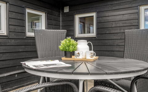 Thrugils - 500M from the Sea: Møbel, Indretning, Gulvbelægning, Træ, Etage, Loft, Trægulve, Stol, Bord, Belysning