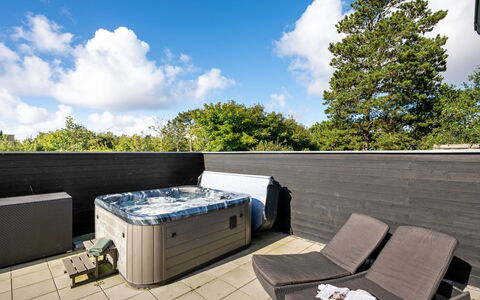 Tinella - 250M to the Fjord: Kompositmateriale, Svømmepøl, Badekar, Udendørs Møbler, Jacuzzi, Sanitærarmatur, Stol, Skygge, Design