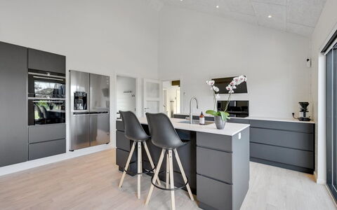 Tinella - 250M to the Fjord: Gulvbelægning, Indretning, Køkken, Etage, Møbel, Countertop, Loft, Cabinetry, Trægulve, Husholdningsapparat