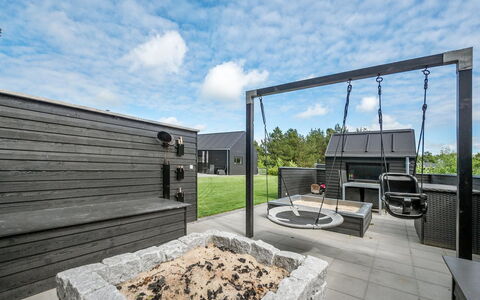 Henrikke - 500M to the Fjord: Møbel, Indretning, Stol, Gulvbelægning, Bord, Udvej, Etage, Loft, Værelse, Eco Hotel