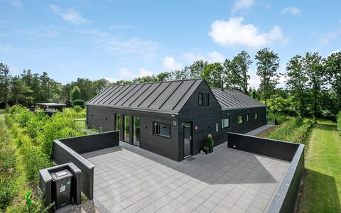 Henrikke - 500M to the Fjord: Møbel, Indretning, Stol, Gulvbelægning, Bord, Udvej, Etage, Loft, Værelse, Eco Hotel