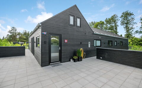 Henrikke - 500M to the Fjord: Møbel, Indretning, Stol, Gulvbelægning, Bord, Udvej, Etage, Loft, Værelse, Eco Hotel