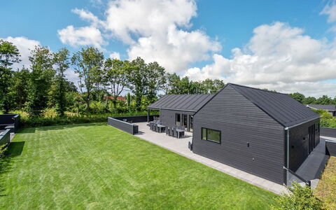 Henrikke - 500M to the Fjord: Tag, Lawn, Sommerhus, Estate, Have, Stuehus, Landscaping, Gård, Skygge, Design