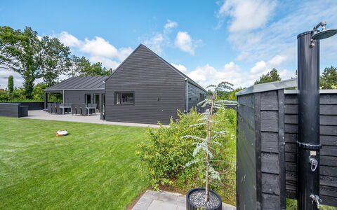 Henrikke - 500M to the Fjord: Græs, Tag, Hjem, Sommerhus, Skygge, Lawn, Have, Estate, Landscaping, Gård