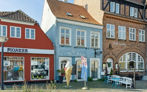 Blakke - 200M from the Sea: Træ, Møbel, Lejlighed, Værelse, Loft, Bejdse, Stol, Hårdttræ, Klarlak, Tømmer