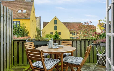 Blakke - 200M from the Sea: Træ, Møbel, Lejlighed, Værelse, Loft, Bejdse, Stol, Hårdttræ, Klarlak, Tømmer