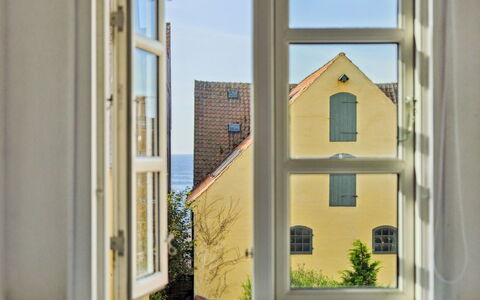 Blakke - 200M from the Sea: Træ, Møbel, Lejlighed, Værelse, Loft, Bejdse, Stol, Hårdttræ, Klarlak, Tømmer