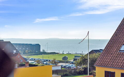 Blakke - 200M from the Sea: Træ, Møbel, Lejlighed, Værelse, Loft, Bejdse, Stol, Hårdttræ, Klarlak, Tømmer