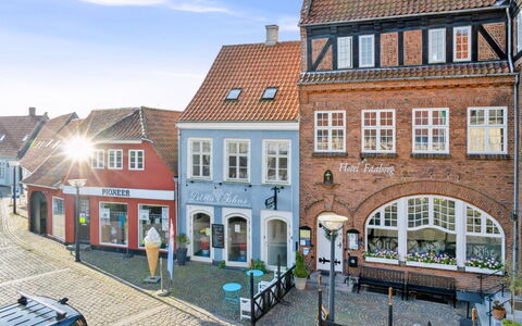 Blakke - 200M from the Sea: Træ, Møbel, Lejlighed, Værelse, Loft, Bejdse, Stol, Hårdttræ, Klarlak, Tømmer