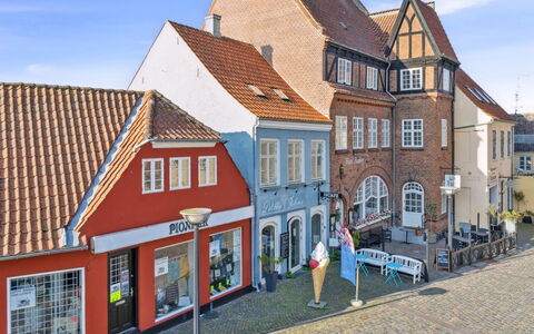 Blakke - 200M from the Sea: Træ, Møbel, Lejlighed, Værelse, Loft, Bejdse, Stol, Hårdttræ, Klarlak, Tømmer