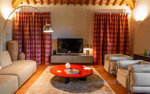 Villa Bartolomeo: Møbel, Ejendom, Bord, Bygning, Couch, Komfort, Dekoration, Orange, Træ, Stue