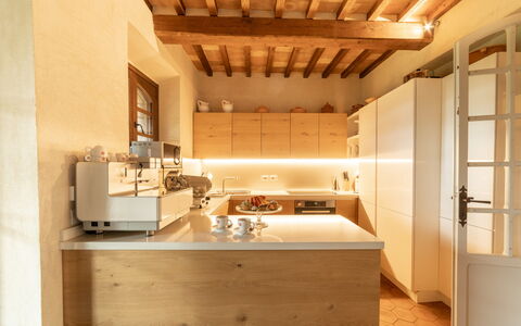 Villa Bartolomeo: Ejendom, Cabinetry, Træ, Køkken, Countertop, Tap, Indretning, Etage, Gulvbelægning, Hårdttræ