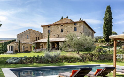 Villa Della Regina: Himmel, Plante, Sky, Ejendom, Bygning, Vindue, Vand, Land Lot, Træ, Hus