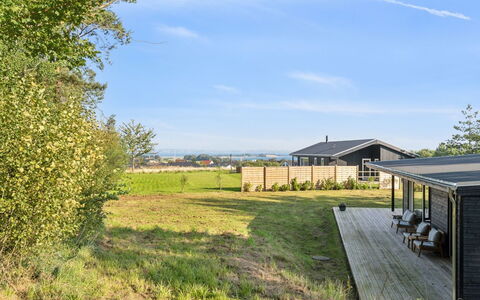 Uma - 1.5Km from the Sea: Tag, Hjem, Dør, Sommerhus, Skygge, Sidespor, Gård, Estate, Backyard