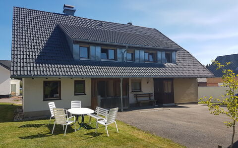 Landhaus Klara: Himmel, Bygning, Vindue, Sky, Plante, Hus, Land Lot, Træ, Sidespor, Bord