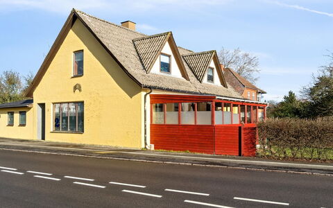 Thera - 5Km from the Sea: Loft, Gulvbelægning, Indretning, Etage, Kompositmateriale, Møbel, Udvej, Hotel, Design, Dagslys