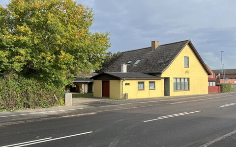 Thera - 5Km from the Sea: Loft, Gulvbelægning, Indretning, Etage, Kompositmateriale, Møbel, Udvej, Hotel, Design, Dagslys
