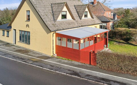 Thera - 5Km from the Sea: Loft, Gulvbelægning, Indretning, Etage, Kompositmateriale, Møbel, Udvej, Hotel, Design, Dagslys