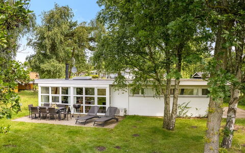 Thara - 100M from the Sea: Sommerhus, Skygge, Have, Estate, Lawn, Gård, Stuehus, Landscaping, Parkere, Backyard