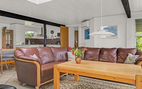 Thara - 100M from the Sea: Møbel, Indretning, Gulvbelægning, Etage, Couch, Træ, Loft, Trægulve, Stue, Værelse