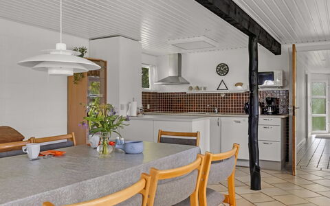 Thara - 100M from the Sea: Gulvbelægning, Indretning, Møbel, Køkken, Etage, Lysarmatur, Loft, Træ, Countertop, Cabinetry
