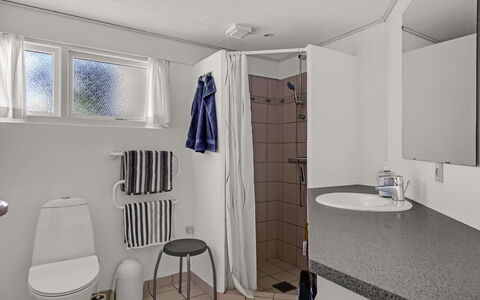 Thara - 100M from the Sea: Sanitærarmatur, Gulvbelægning, Etage, Indretning, Håndvask, Toilet, Vvs, Badeværelse, Toiletbræt, Kompositmateriale