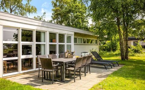 Thara - 100M from the Sea: Have, Skygge, Estate, Lawn, Gård, Landscaping, Stol, Udendørs Struktur, Design, Backyard