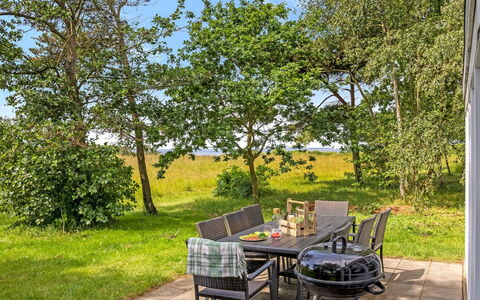 Thara - 100M from the Sea: Møbel, Udendørs Møbler, Stol, Bord, Udendørs Bord, Have, Land Lot, Lawn, Skygge, Køkken & Spisebord