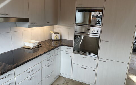 Penthouse Brugg: Cabinetry, Countertop, Ejendom, Bygning, Skuffe, Køkken Apparat, Komfur, Køkken, Træ, Indretning