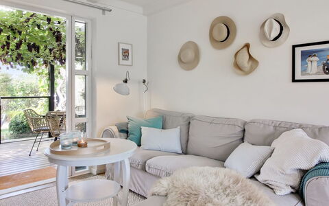 Thorgny - 900M from the Sea: Loft, Gulvbelægning, Indretning, Etage, Kompositmateriale, Møbel, Udvej, Hotel, Design, Dagslys