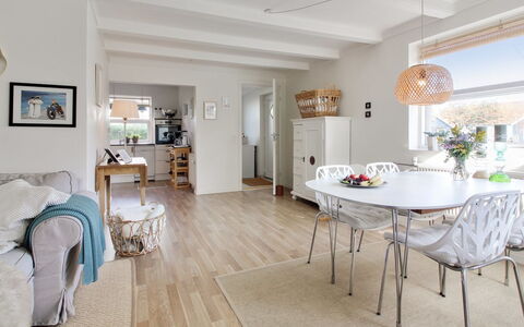 Thorgny - 900M from the Sea: Loft, Gulvbelægning, Indretning, Etage, Kompositmateriale, Møbel, Udvej, Hotel, Design, Dagslys