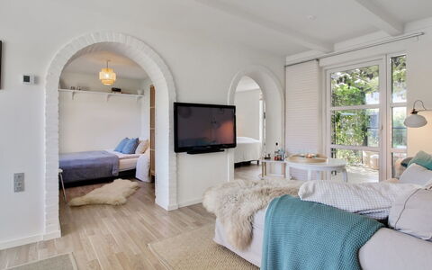 Thorgny - 900M from the Sea: Loft, Gulvbelægning, Indretning, Etage, Kompositmateriale, Møbel, Udvej, Hotel, Design, Dagslys