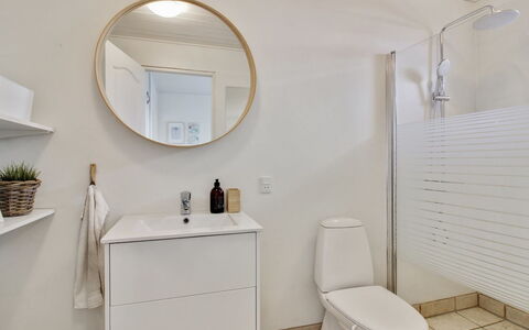 Thorgny - 900M from the Sea: Loft, Gulvbelægning, Indretning, Etage, Kompositmateriale, Møbel, Udvej, Hotel, Design, Dagslys