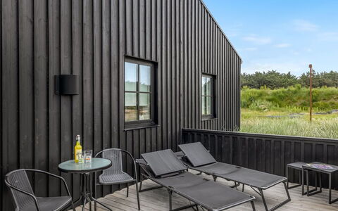 Malomir - 500M from the Sea: Loft, Gulvbelægning, Indretning, Etage, Kompositmateriale, Møbel, Udvej, Hotel, Design, Dagslys