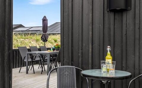 Malomir - 500M from the Sea: Loft, Gulvbelægning, Indretning, Etage, Kompositmateriale, Møbel, Udvej, Hotel, Design, Dagslys
