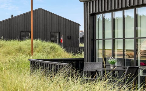 Malomir - 500M from the Sea: Loft, Gulvbelægning, Indretning, Etage, Kompositmateriale, Møbel, Udvej, Hotel, Design, Dagslys