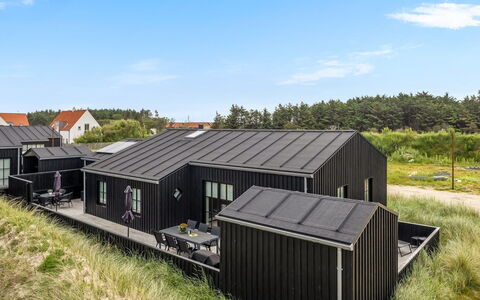Malomir - 500M from the Sea: Loft, Gulvbelægning, Indretning, Etage, Kompositmateriale, Møbel, Udvej, Hotel, Design, Dagslys