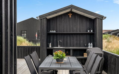 Malomir - 500M from the Sea: Træ, Dæk, Planke, Hårdttræ, Sidespor, Veranda, Design, Udendørs Struktur, Bejdse, Tømmer