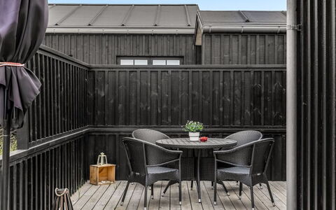 Malomir - 500M from the Sea: Skygge, Hårdttræ, Dæk, Planke, Altan, Udendørs Møbler, Sidespor, Gårdsplads, Udendørs Bord
