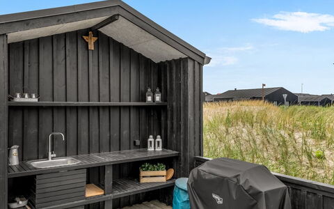 Malomir - 500M from the Sea: Træ, Skur, Garden Bygninger, Planke, Hytte, Udendørs Struktur, Design, Sidespor, Hårdttræ, Bjælkehytte