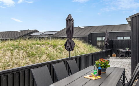 Malomir - 500M from the Sea: Træ, Tag, Hjem, Sidespor, Dæk, Skygge, Gård, Backyard, Have, Udendørs Møbler