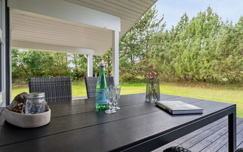 Sigbritt - 2.6Km from the Sea: Svømmepøl, Udendørs Møbler, Møbel, Udvej, Flise, Eco Hotel, Skygge, Stol, Fritid, Estate
