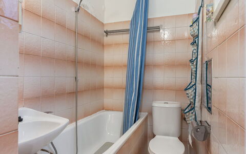 Prague Centre 24: Badeværelse, Sanitærarmatur, Gulvbelægning, Etage, Indretning, Vvs, Toilet, Badeværelsesvask, Værelse, Tap