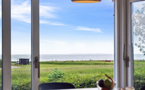 Nora - 100M from the Sea: Møbel, Indretning, Gulvbelægning, Træ, Etage, Loft, Trægulve, Stol, Bord, Belysning