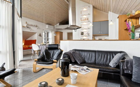 Thrugels - 600M from the Sea: Loft, Gulvbelægning, Indretning, Etage, Kompositmateriale, Møbel, Udvej, Hotel, Design, Dagslys
