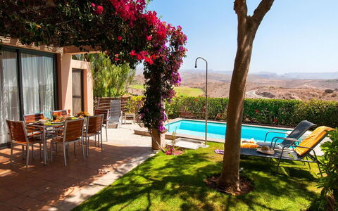 Salobre Golf Resort: Plante, Blomst, Himmel, Møbel, Bygning, Botanik, Vindue, Udendørs Møbler, Skygge, Træ