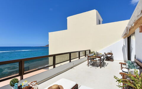 La Terraza de Sofia Canteras: Himmel, Ejendom, Møbel, Bygning, Bord, Indretning, Skygge, Plante, Fritid, Ejerlejlighed